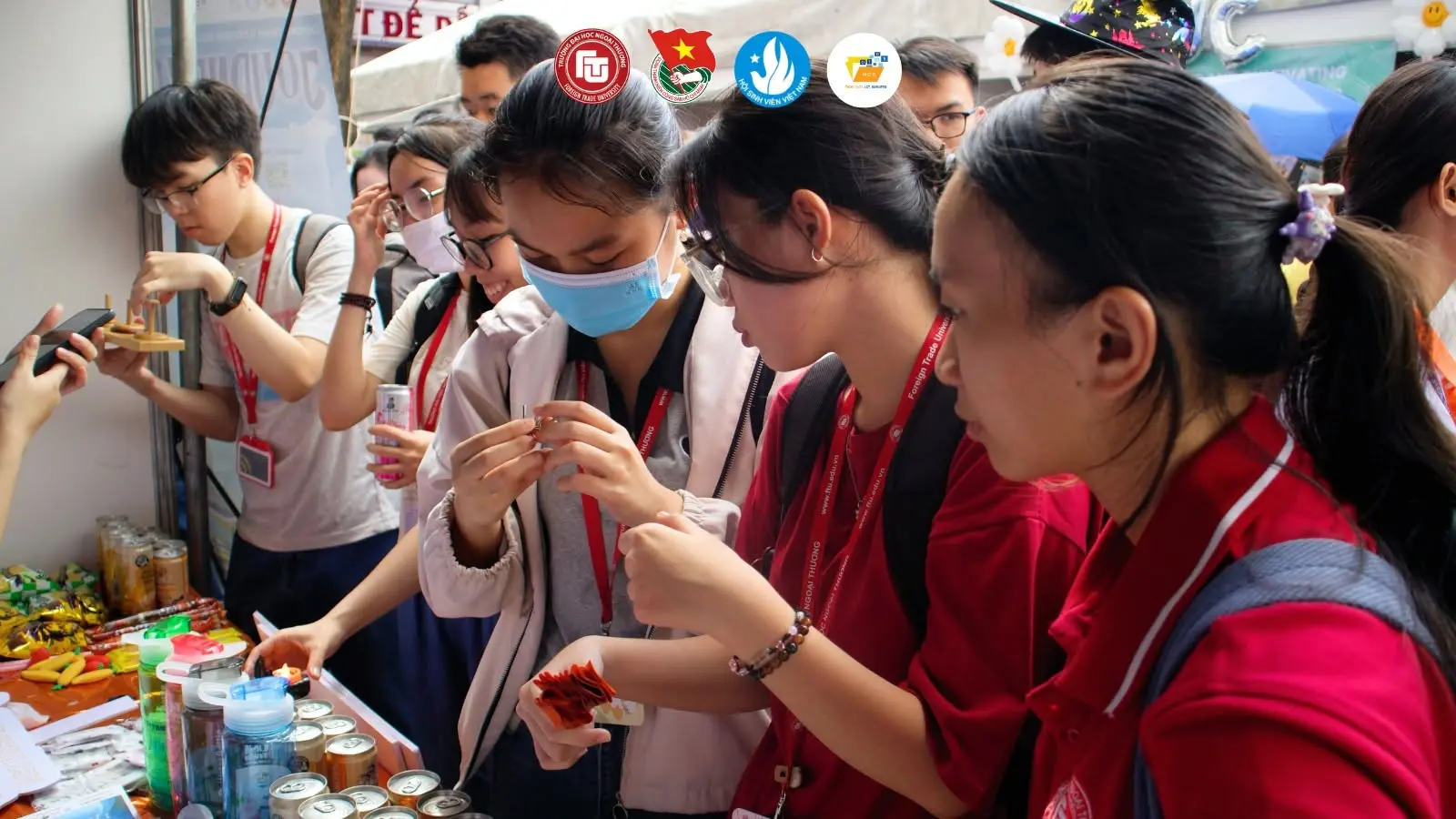 Sinh viên tham gia hoạt động tại gian hàng MDS ở Club Fair