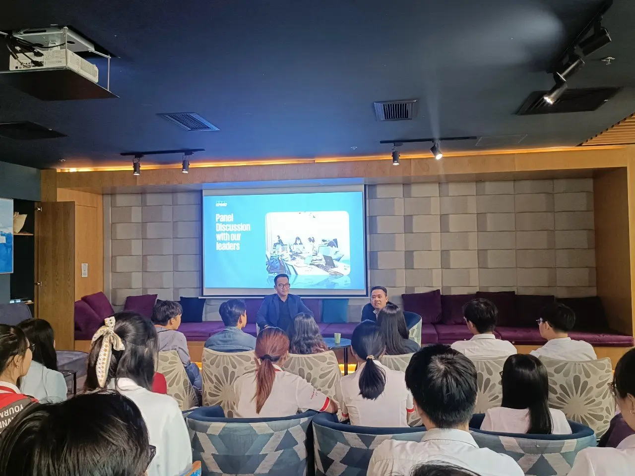 Người tham gia theo dõi một buổi chia sẻ của MDS
